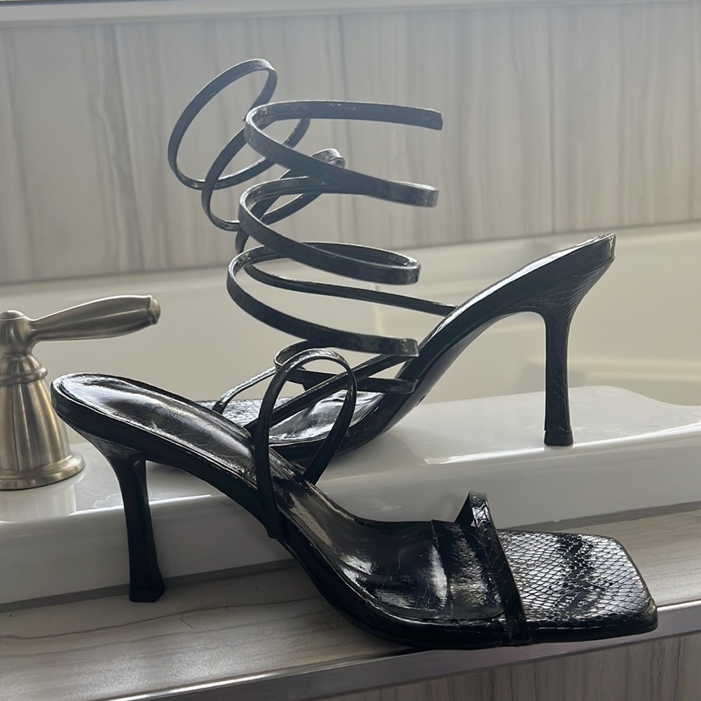 black shoe trend model - Picture 4 of 5